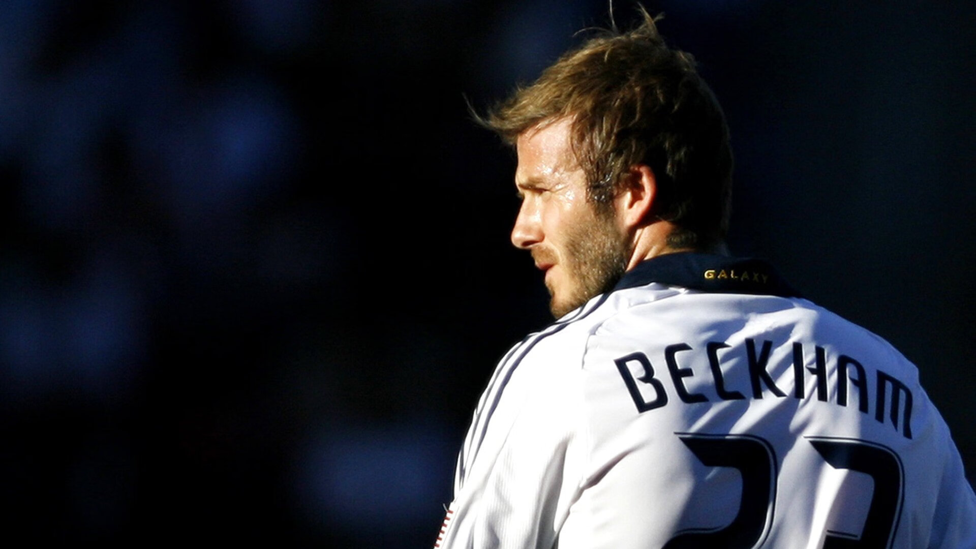 爱游戏中国官方登录入口网站-场上气氛火爆：观众席座无虚席，助威声震天！，场上观众是什么意思