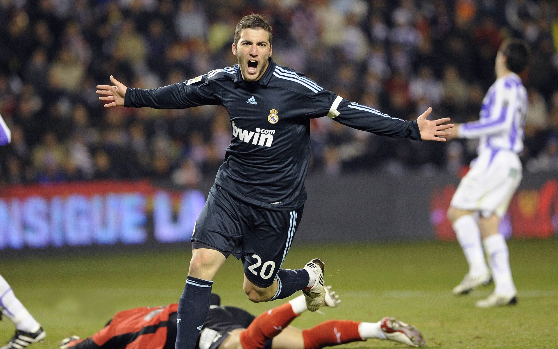 爱游戏体育官方在线-德甲火热展开！领头羊稳扎稳打，争冠悬念依旧，德甲顶级球队