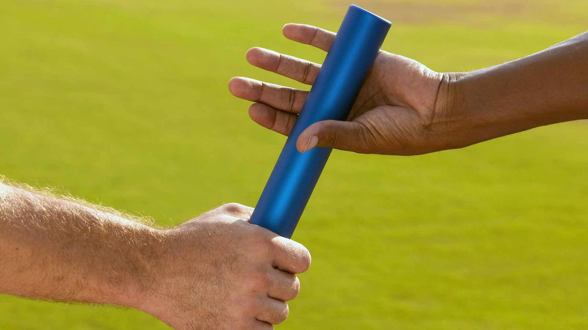 西班牙马术代表队在巴黎奥运会团体障碍赛中获得铜牌,展现团队协作精神。